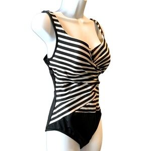 Miraclesuit One Piece Swimsuit Black And White High Cut Legs Molded Bra Small